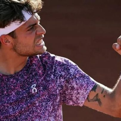 Cobolli vence compatriota e avança em Roland Garros