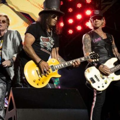 Axl Rose agradece fãs em português durante show nos EUA