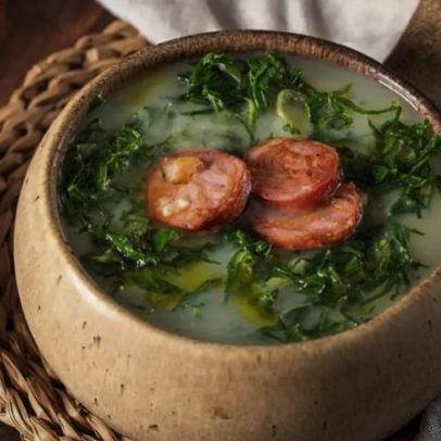 Caldo verde: 4 receitas rápidas para dias frios
