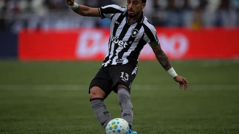 Alex Telles durante a derrota do Botafogo para o Remo