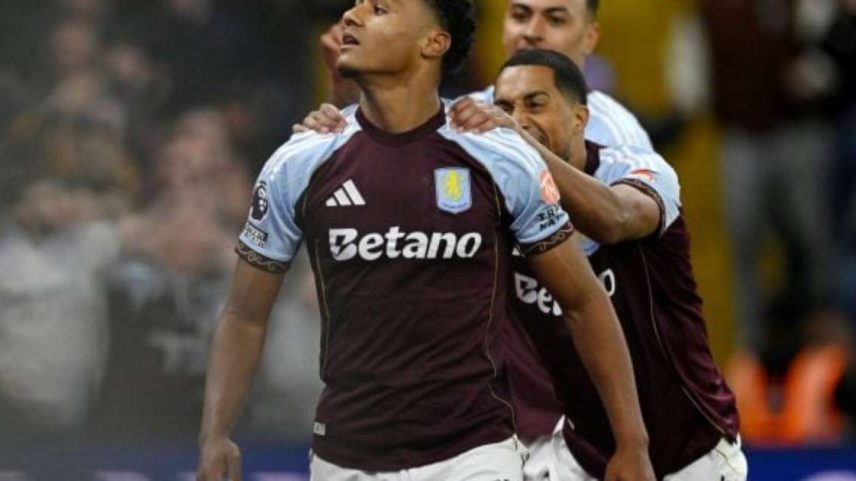 Jogadores de Aston Villa e Liverpool em disputa de bola no Villa Park –