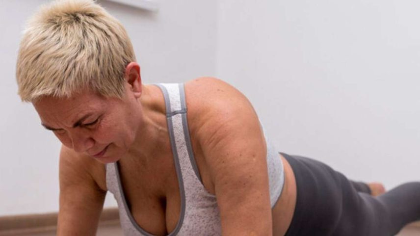 Sem pesos nem exercícios aeróbicos: este é o exercício mais completo para trabalhar o abdômen depois dos 50.