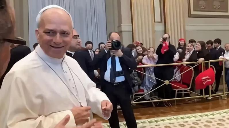 O registro do Papa Leão XIV entrando na brincadeira já acumula mais de 16,6 milhões de visualizações nas redes sociais