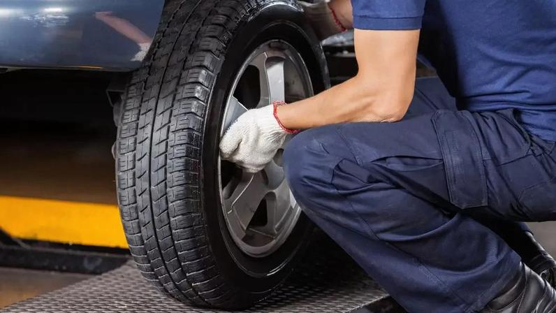 Um pneu com índice inadequado fica sob tensão excessiva, gerando calor que enfraquece a estrutura interna e aumenta drasticamente o risco de estouro em alta velocidade