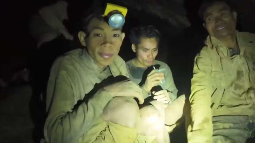 Sobreviventes presos em caverna mandam recados para familiares