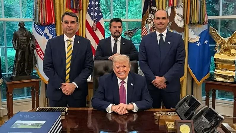 Flávio Bolsonaro, Eduardo Bolsonaro e Paulo Figueiredo com Donald Trump no Salão Oval, na Casa Branca