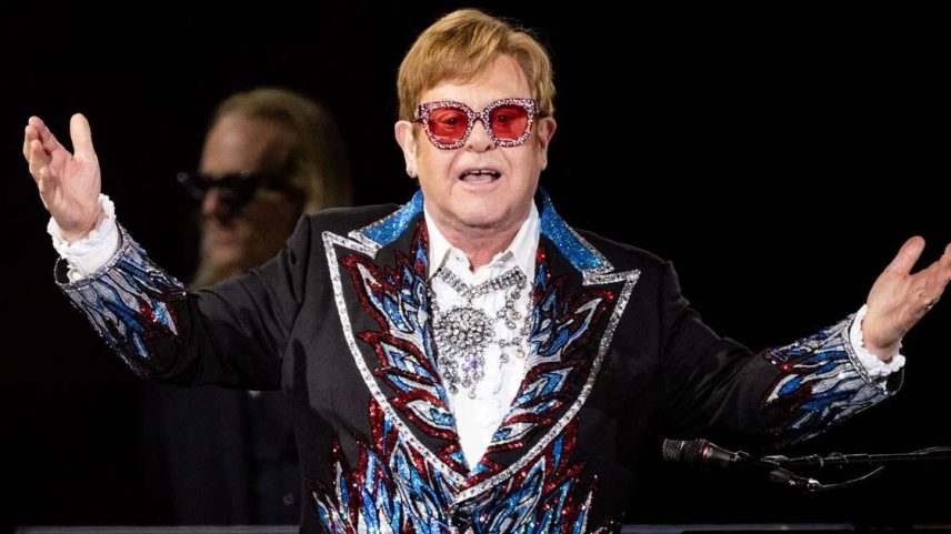 O cantor e pianista Elton John em 2022