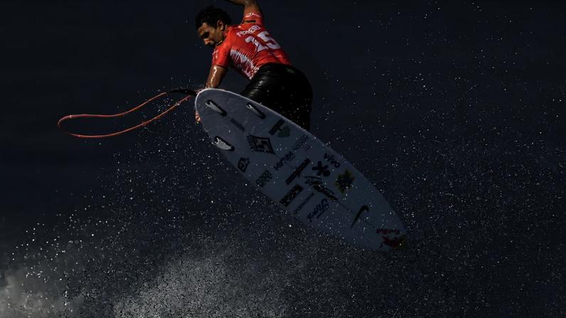 Italo Ferreira cai no segundo round do WSL Finals.