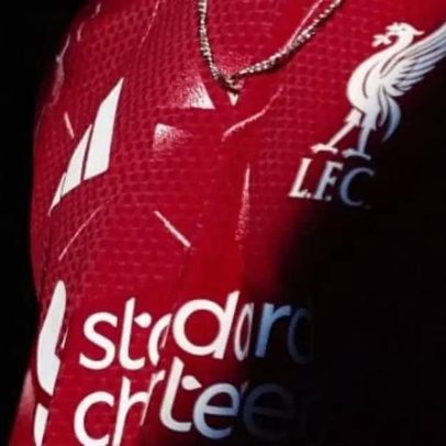 Liverpool lança uniforme inspirado na temporada histórica dos anos 80