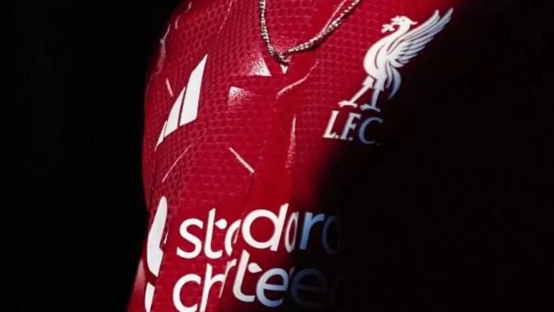 Virgil van Dijk com a nova camisa dos Reds –
