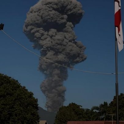 Três caminhantes morrem após erupção do Monte Dukono, Indonésia