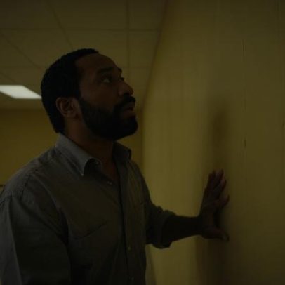 Chiwetel Ejiofor interpreta homem em queda psicológica em Backrooms: Não-Lugar