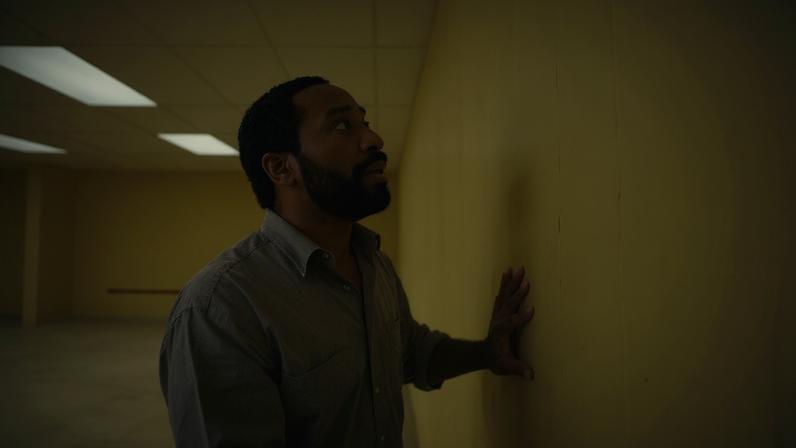 Chiwetel Ejiofor vive homem em colapso psicológico em 'Backrooms Um Não