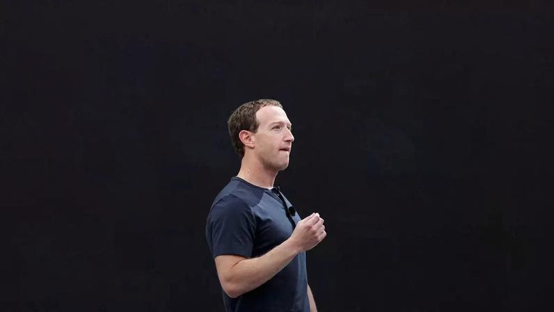 Mark Zuckerberg, visto no palco falando sobre os óculos inteligentes Ray-Ban da Meta