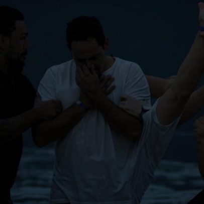 Batismo em culto ao amanhecer atrai fiéis em praia de SC