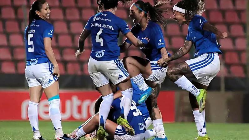 Meninas celestes comemoram a vitória sobre o líder do Brasileirão –