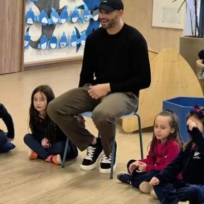 Goleiro da Seleção participa de atividade com crianças em escola de Porto Alegre