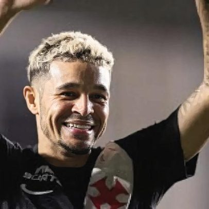 Adson brilha, Vasco goleia Barracas Central e avança na Sul-Americana