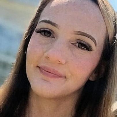 Mulher no Alabama processa por dar à luz no chão da prisão com guardas presentes
