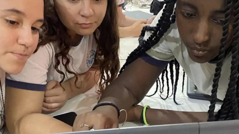 Atividades promovidas com estudantes do ensino médio: drones, georreferenciamento e criação de websites autorais estão entre as ferramentas usadas pelo projeto Meninas pelo Clima para preparar jovens professoras a valorizar o papel crucial das mulheres na ação climática e na gestão ambiental.