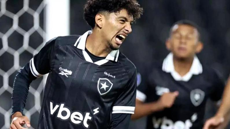 Medina passa pelo goleiro adversário –