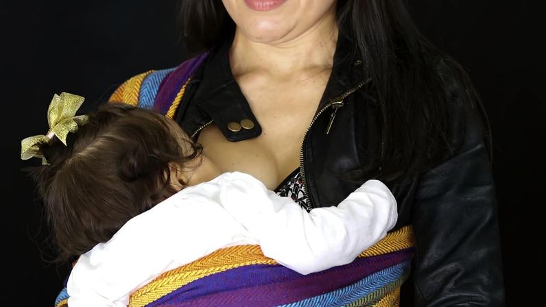 Brasília - Nádia Costa amamenta a filha Rafaela Costa. A secretaria de Saúde do DF e o Metrô-DF promovem atividades para incentivar a amamentação em público e estimular o aleitamento materno (Marcelo Camargo/Agência Brasil)