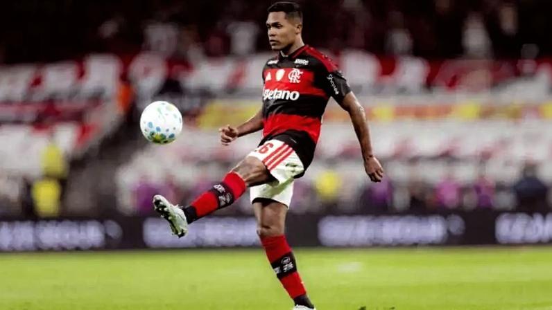 Alex Sandro vai renovar com o Flamengo