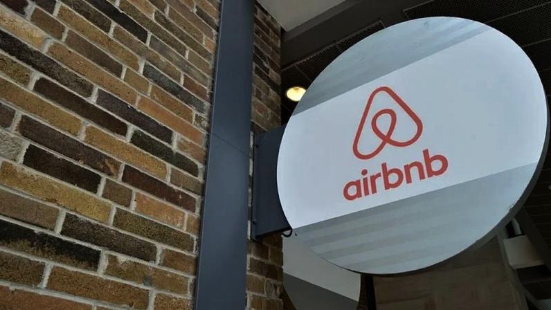 Governo espanhol pediu que plataformas de acomodação, como Airbnb e Booking, retirem anúncios de imóveis irregulares