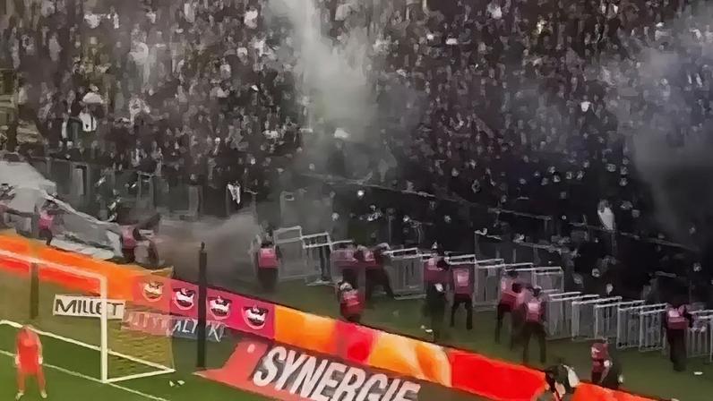 Arruaceiros usam sinalizadores para causar tumulto e criar clima de ameaças contra o Nantes –