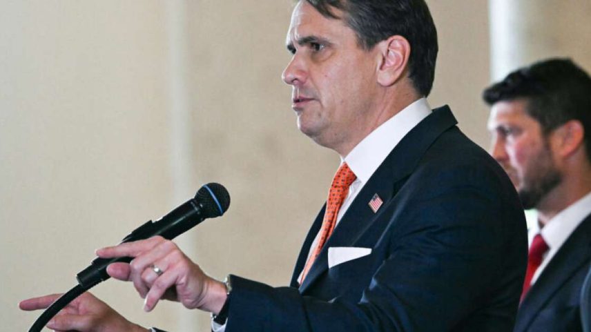 O ministro da Justiça dos Estados Unidos, Todd Blanche, fala durante uma coletiva de imprensa anunciando a acusação do ex-presidente cubano Raúl Castro, na Freedom Tower de Miami, na Flórida, em 20 de maio de 2026.