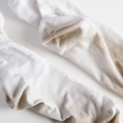 Técnicas para lavar meias e remover manchas pretas das solas