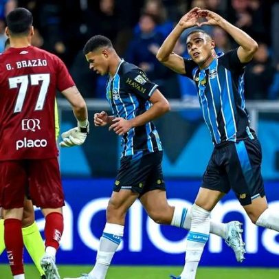 Grêmio vence o Santos em noite inspirada de Carlos Vinícius