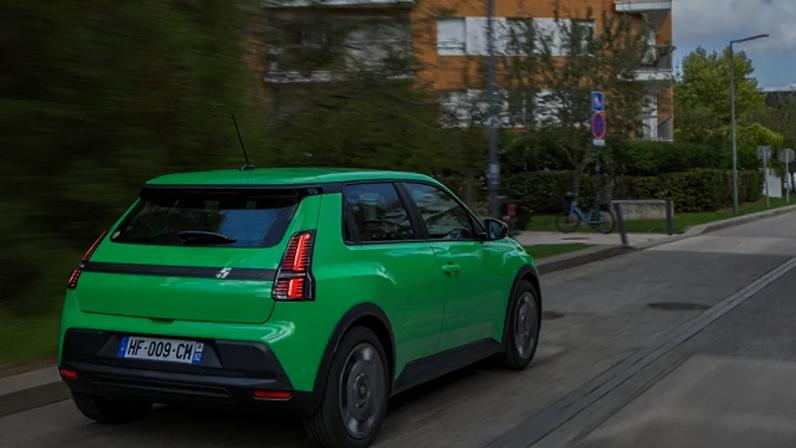 Com o aumento da popularidade dos veículos elétricos, a tributação de automóveis pode mudar: ficando menos vinculada ao combustível e mais ao uso real do veículo. © Etienne Roville