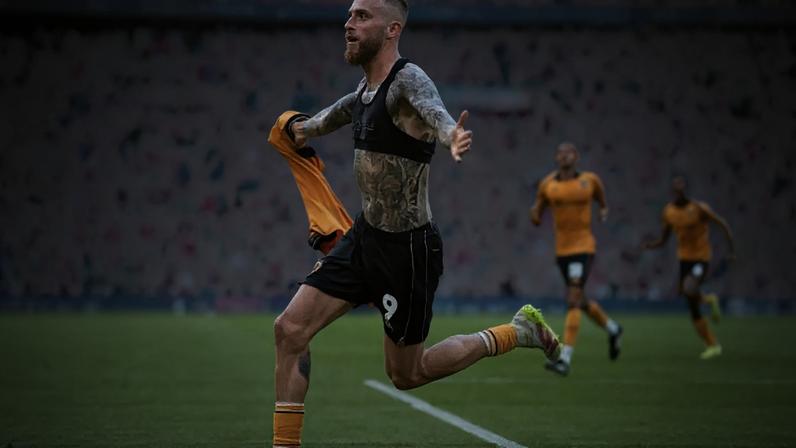 Oliver McBurnie comemora o gol que recolocou o Hull City na Premier League após nove anos