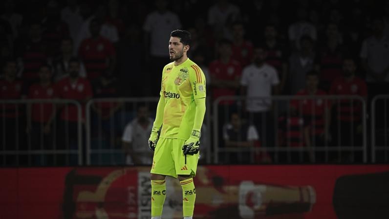 Paulinho marca em lance no qual Rossi, em condições normais, faria a defesa. A fase do goleiro não é boa, provocou após marcar o terceiro gol do Palmeiras contra o Flamengo —
