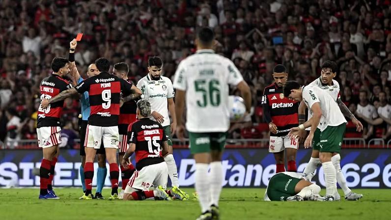 Carrascal é expulso em Flamengo x Palmeiras — Foto: André Durão