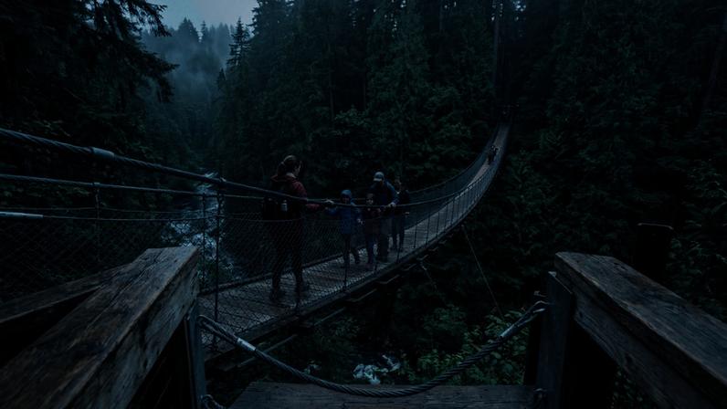 Passarela suspensa de 140 m flutua a 70 m de altura atrai aventureiros desde 1889