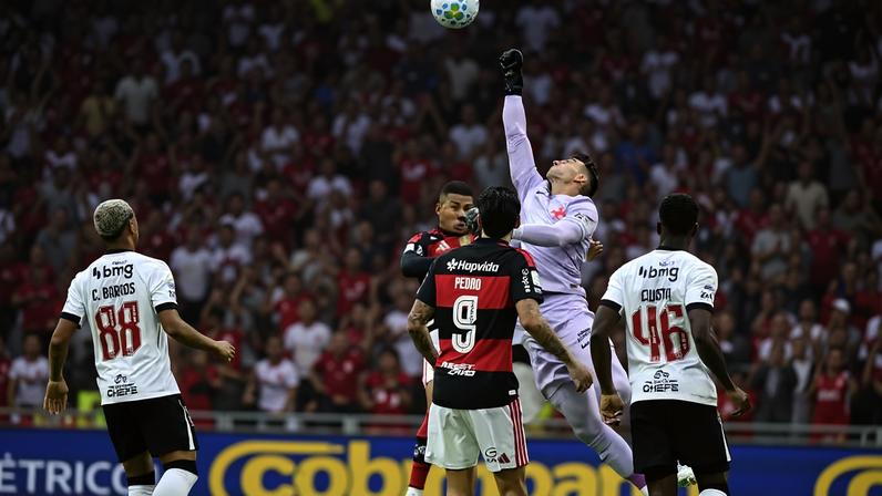 O clássico carioca entre Flamengo e Vasco registrou o maior público da 14ª rodada do Brasileirão — Foto: André Durão