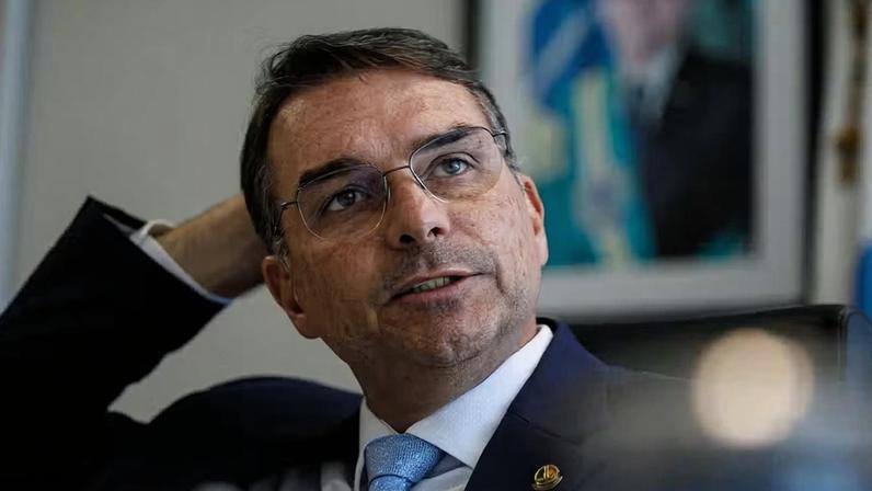 A campanha de Flávio Bolsonaro passou a rever estratégias depois dos danos causados pelo envolvimento dele com o ex-banqueiro Daniel Vorcaro
