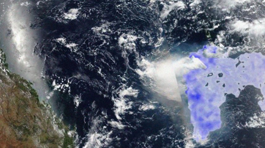 Imagem de satélite obtida pelo satélite VIIRS em 16 de janeiro de 2022, às 13h30 UTC, mostrando em azul a nuvem de formaldeído medida pelo TROPOMI. À esquerda, vê-se a costa australiana de Queensland.
