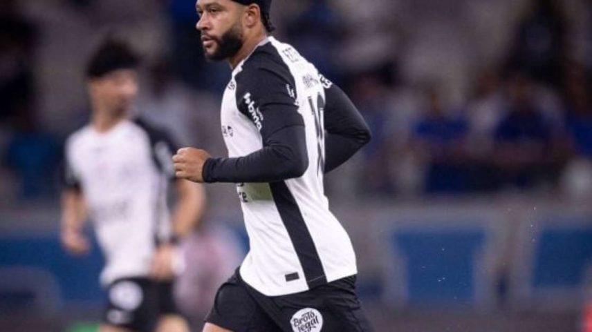 Depay já sinalizou que pretende permanecer no Corinthians –