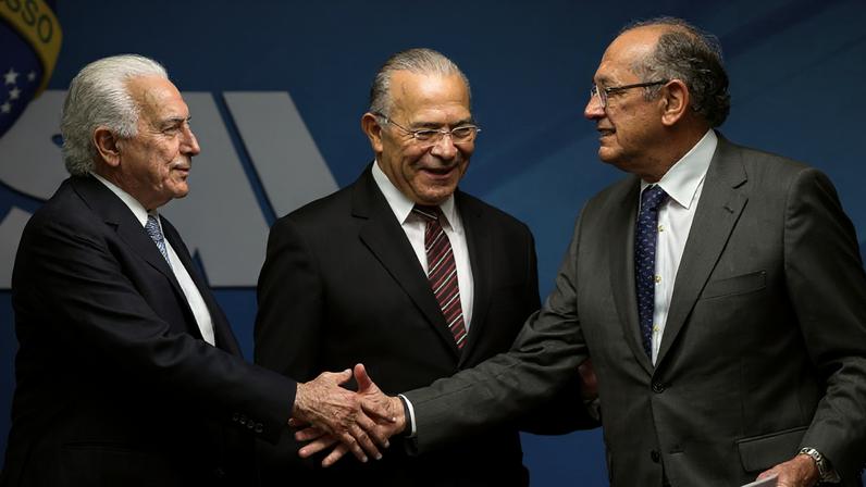 Michel Temer e Gilmar Mendes se cumprimente durante cerimônia em 2018
