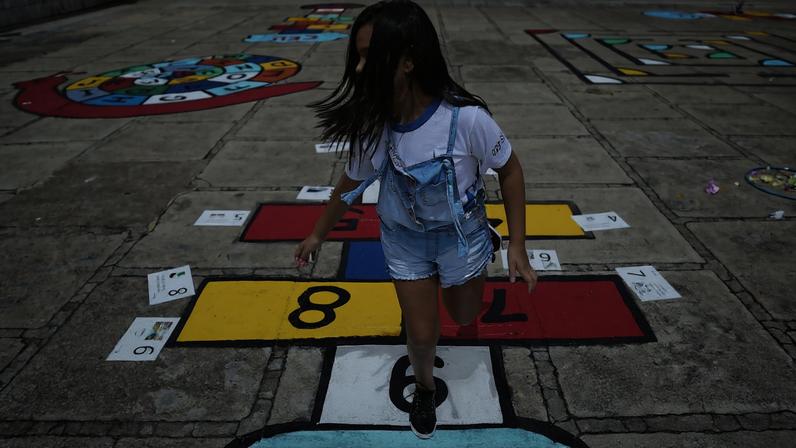 Brasília - Alunos da Escola Classe 29 de Taguatinga participam de atividades do projeto Adasa na Escola, que ensina crianças a ajudar na preservação da água (Marcelo Camargo/Agência Brasil)