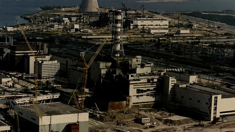 A explosão do dia 26 de abril de 1986 destruiu o reator 4 da usina nuclear de Chernobyl, na Ucrânia — Foto: Getty Images via BBC
