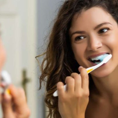 Especialistas indicam escovar os dentes de 2 a 3 vezes ao dia