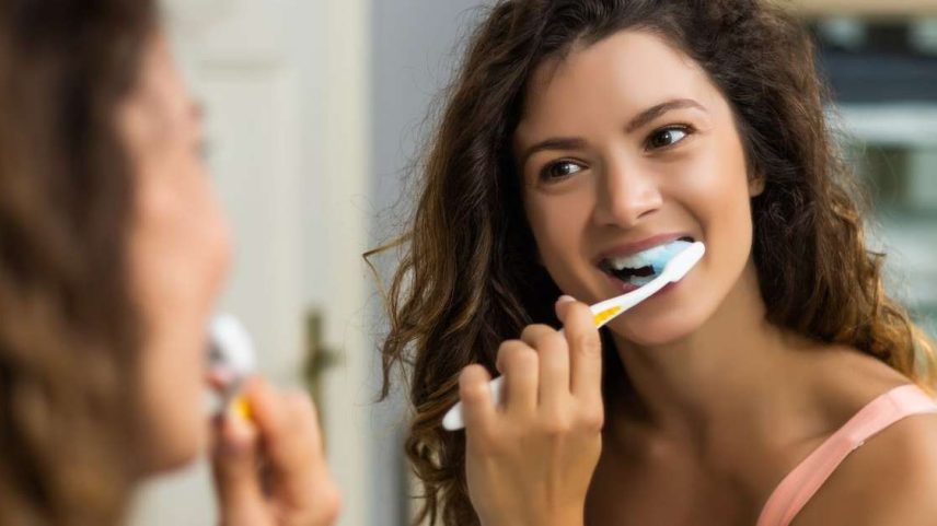Especialistas falam sobre a importância de escovar os dentes e passar fio dental