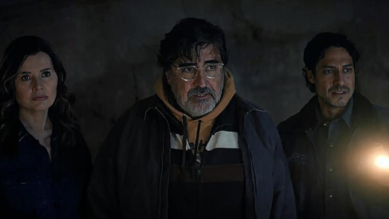 Geena Davis, Alfred Molina e Carlos Miranda estão no elenco de 'The Boroughs', nova série de mistério da Netflix