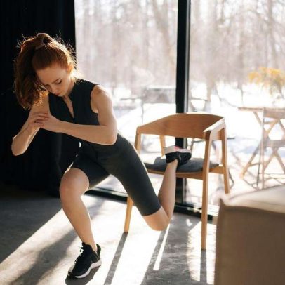 Três variações de exercícios para definir as pernas em casa