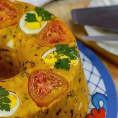 Cuscuz paulista simples com ovo, tomate e azeitona