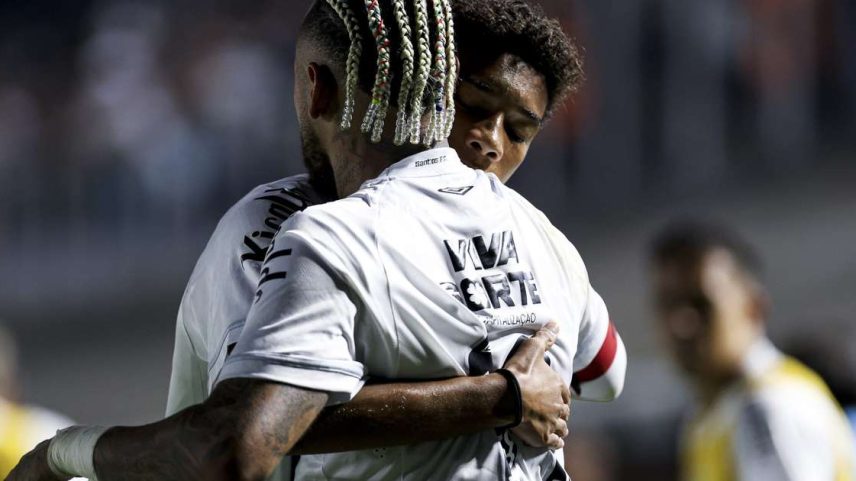 Neymar e Robinho Júnior comemoram gol contra o Flamengo em 2025